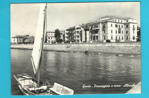 AK Grado - Passeggiata a mare. Alberghi.