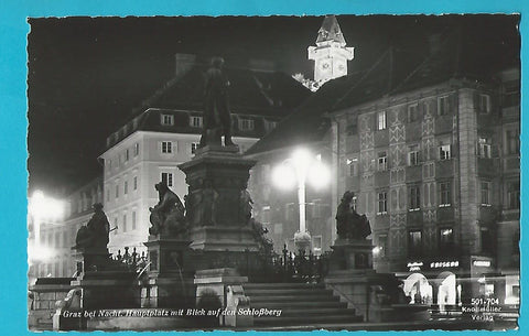 AK Graz bei Nacht. Hauptplatz mit Blick auf den Schloßberg.