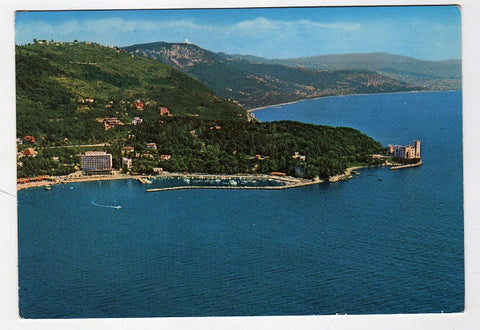 AK Trieste. Grignano. Bagni e Castello Miramare.