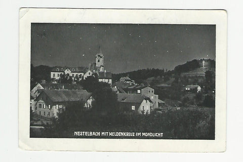 AK Nestelbach mit Heldenkreuz im Mondlicht.