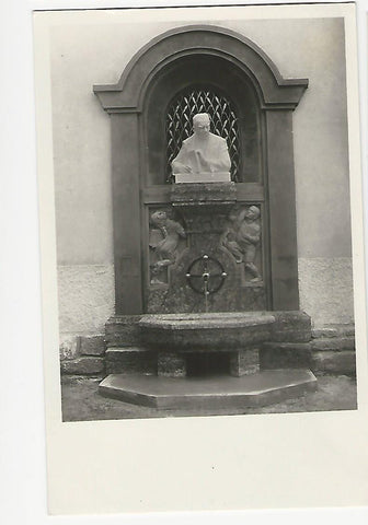 AK Kernstockdenkmal an der Kernstockschule in Wenigzell.