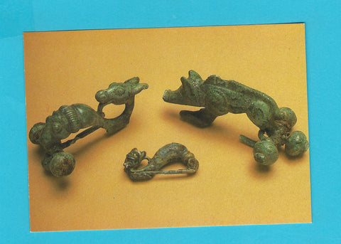 AK Keltenmuseum Hallein. Kelten in Mitteleuropa. Salzburger Landesaussstellung 1980. 14. Bronzene Eberfibel undTierkopffibeln Hallein-Dürrnberg um 400 v. Chr.