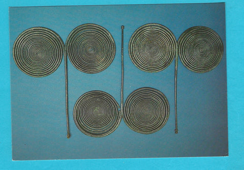 AK Keltenmuseum Hallein. Kelten in Mitteleuropa. Salzburger Landesaussstellung 1980. 7. Drei Brillennadeln aus Bronzedraht, Hallein-Dürrnberg 600-520 v. Chr.