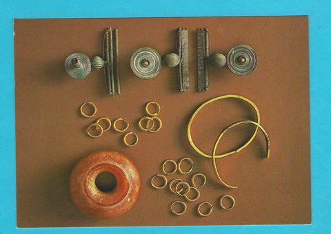 AK Keltenmuseum Hallein. Kelten in Mitteleuropa. Salzburger Landesaussstellung 1980. 9. Haargoldringe, Goldarmbänder, Bronzefibeln, Bernsteinring. Hallein-Dürrnberg. 470-410 v. Chr.