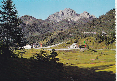 AK Nassfeldpaß mit österreichischem und italienischem Zollhaus, Paßgasthaus und Gedächtniskapelle gegen Gartnerkofel.