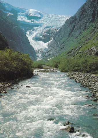 AK Kjenndalsbreen med tilförsel av brevann til Loenvatnet.
