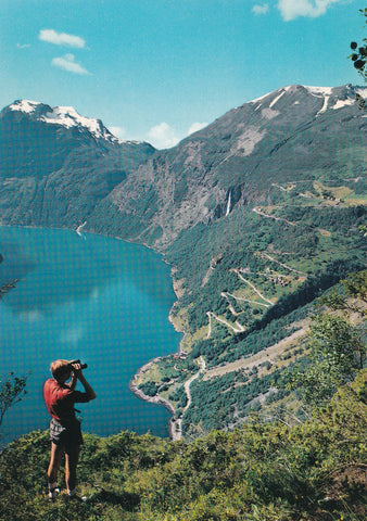 AK Geiranger. Utsikt over fjorden og Örnevegen.