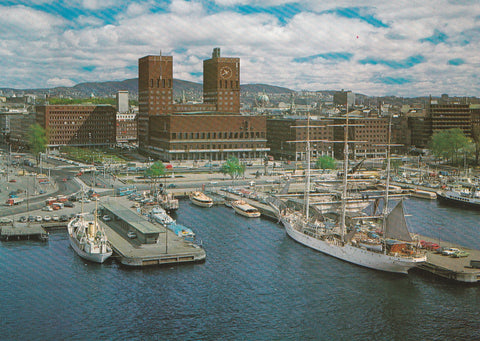 AK Oslo, Norway. Radhuset og havnen.