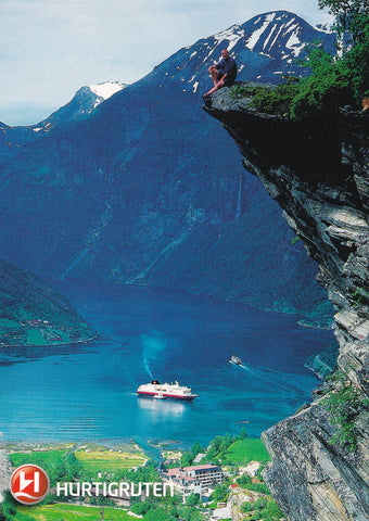 AK Norge. Hurtigruten i Geiranger.