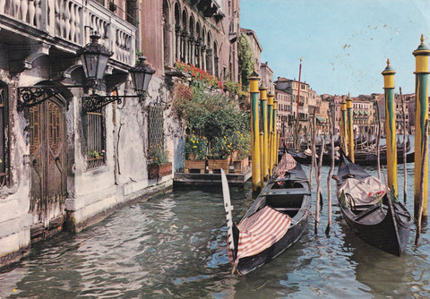 AK Venezia. Gondole a riposo.