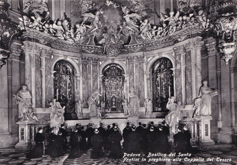 AK Padova. Basilica del Santo. Fratini in preghiera alla Cappella del Tesoro.