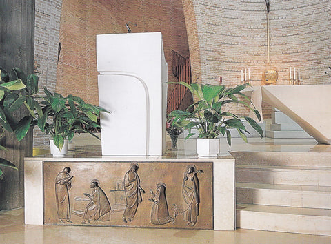 AK Abano Terme. Chiesa del Sacro Cuore alle Terme. Ambone con bassorilievo.