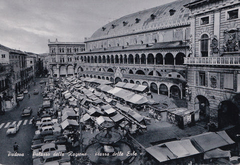 AK Padova. Palazzo della Ragione. Piazza delle Erbe.