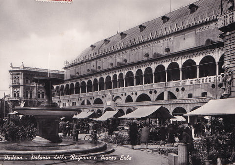 AK Padova. Palazzo della Ragione e Piazza Erbe.