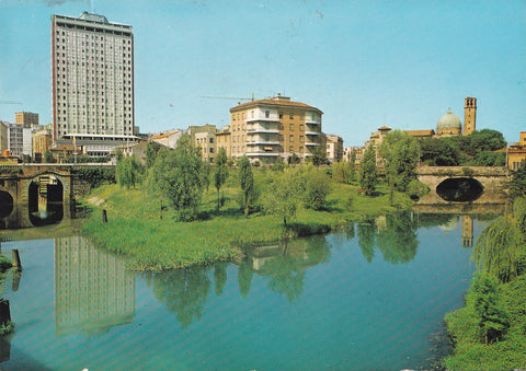 AK Padova. Porte Contarine e Grattacielo Largo Europa.