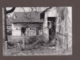 Foto Hinterhof in Jennersdorf (April 1982) Format: 12,7 x 8,9 cm. Zustand: gut.