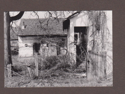 Foto Hinterhof in Jennersdorf (April 1982) Format: 12,7 x 8,9 cm. Zustand: gut.