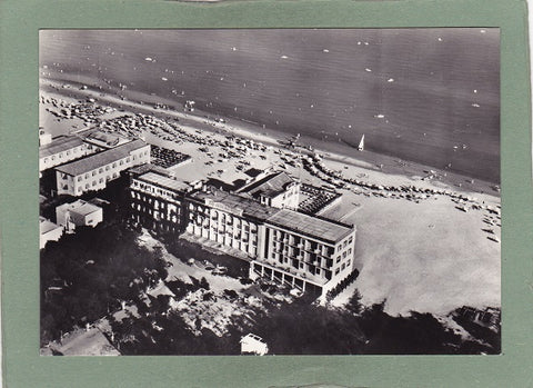 AK Lido di Jesolo. Grand Hotel Bagni & Miramare „Janna“ visto dall'aereo.