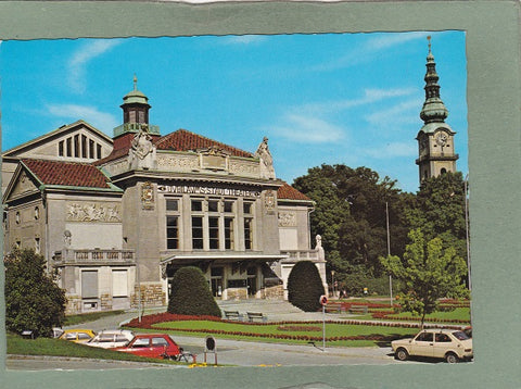 AK Landeshauptstadt Klagenfurt. Stadttheater mit Stadtpfarrturm.