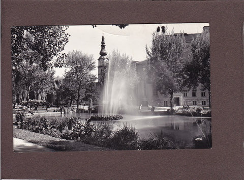 AK Klagenfurt, Hochstrahlbrunnen im Schubertpark mit Stadtturm.