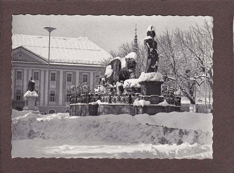 AK Klagenfurt im Winter. Lindwurmbrunnen und Rathaus.