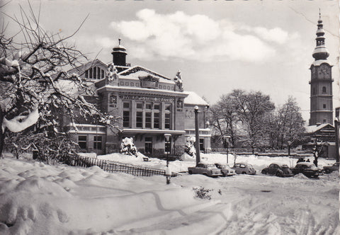 AK Klagenfurt, Stadttheater mit Stadtpfarrturm im Winter.