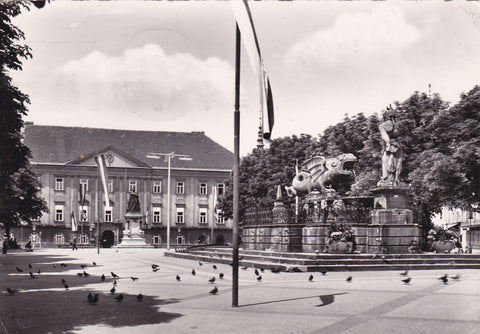 AK Klagenfurt. Neuer Platz mit Lindwurmbrunnen und Rathaus.