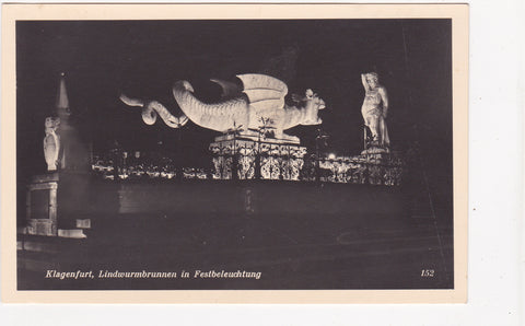 AK Klagenfurt, Lindwurmbrunnen in Festbeleuchtung.
