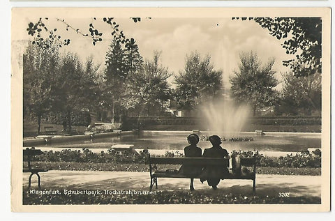 AK Klagenfurt, Schubertpark Hochstrahlbrunnen. (1941)