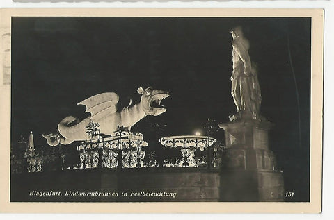AK Klagenfurt. Lindwurmbrunnen in Festbeleuchtung.