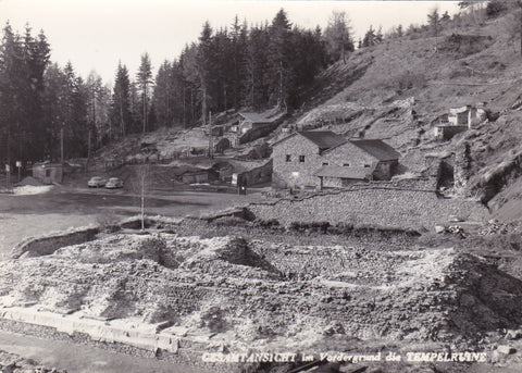 AK Ausgrabung des Landes Kärnten auf dem Magdalensberg. Gesamtansicht im Vordergrund die Tempelruine.