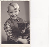 Foto Porträt. Kind mit Hund. (Foto Holböck, Pörtschach)