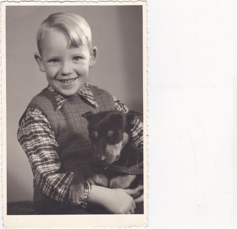 Foto Porträt. Kind mit Hund. (Foto Holböck, Pörtschach)