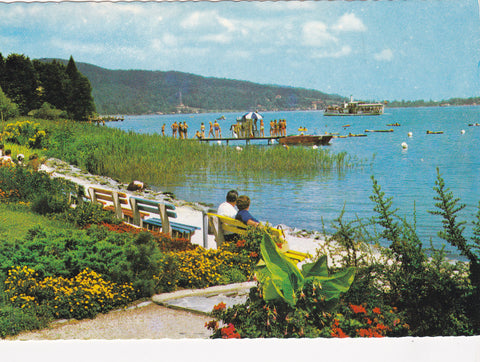 AK Krumpendorf am Wörthersee. Blumenpark am Seestrand.