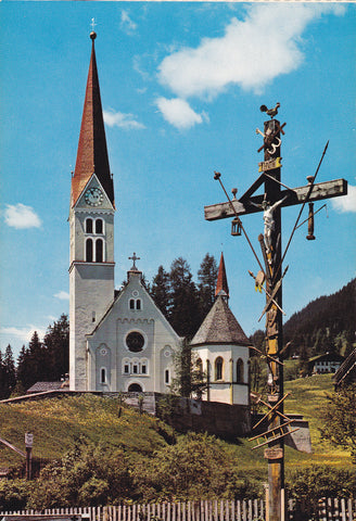 AK Kirche in Holzgau und Passionskreuz.