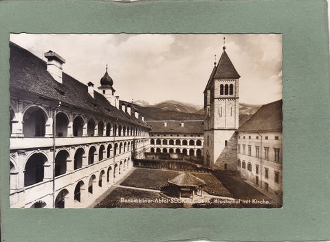 AK Benediktiner-Abtei Seckau, Klosterhof mit Kirche.