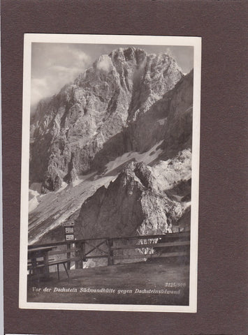 AK Vor der Dachstein Südwandhütte gegen Dachsteinsüdwand.