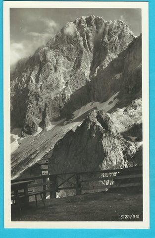 AK Vor der Dachstein-Südwandhütte gegen Dachsteinsüdwand. (1935)