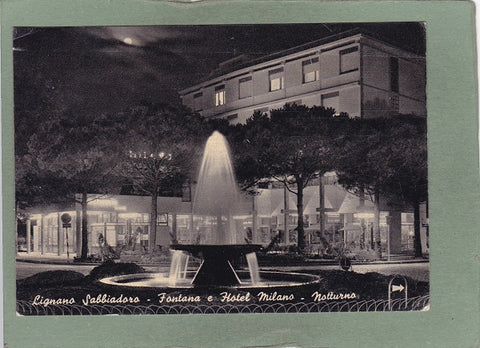 AK Lignano Sabbiadoro – Fontana e Hotel Milano – Notturno.