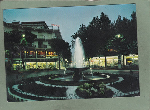 AK Lignano Sabbiadoro. Notturno in Piazza della Fontana.
