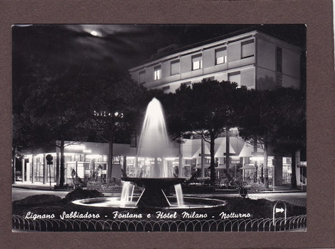 AK Lignano Sabbiadoro – Fontana e Hotel Milano – Notturno.