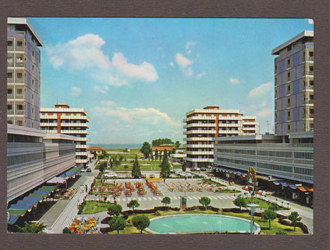 AK Lignano City. La fontana nella grande Piazza.
