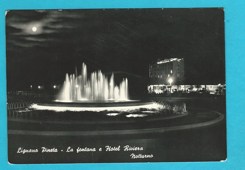 AK Lignano Pineta - La fontana e Hotel Riviera. Notturno.