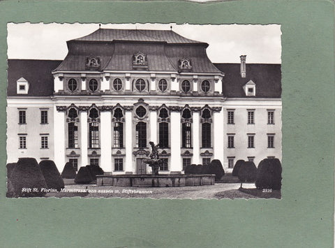 AK Stift St. Florian, Marmorsaal von aussen m. Stiftsbrunnen.