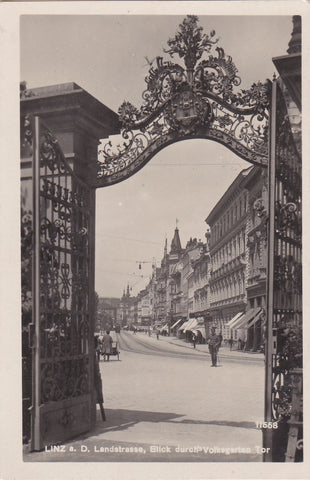 AK Linz a. Donau. Landstrasse, Blick durchs Volksgarten Tor.