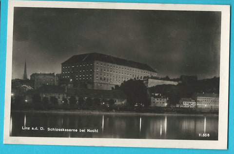 AK Linz. Schlosskaserne bei Nacht.