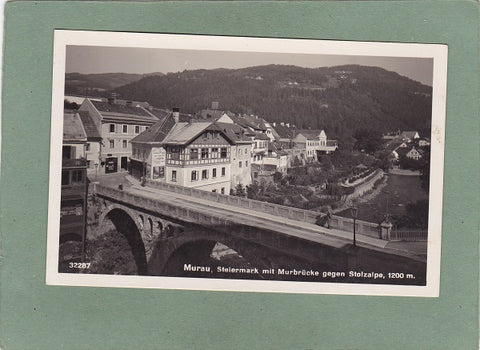 AK Murau mit Murbrücke gegen Stolzalpe.