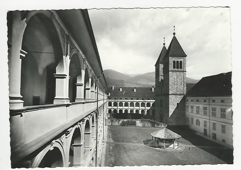 AK Benediktiner-Abtei Seckau. Klosterhof mit Kirche.