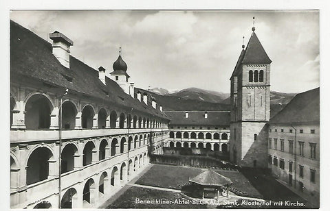 AK Benediktiner-Abtei Seckau. Klosterhof mit Kirche.