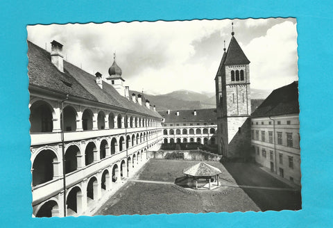 AK Benediktiner-Abtei Seckau. Klosterhof mit Kirche.